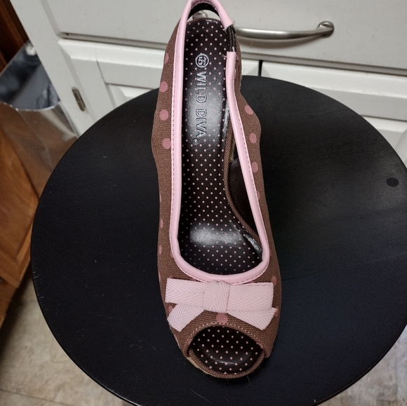 New Women's wild diva brown/pink polka dot wedge sling- size 6 - Picture 2 of 4